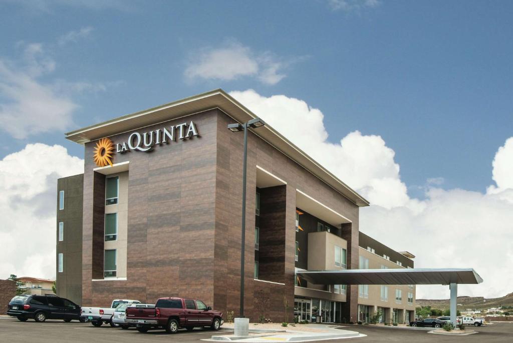 La Quinta by Wyndham Kingman Main image 1